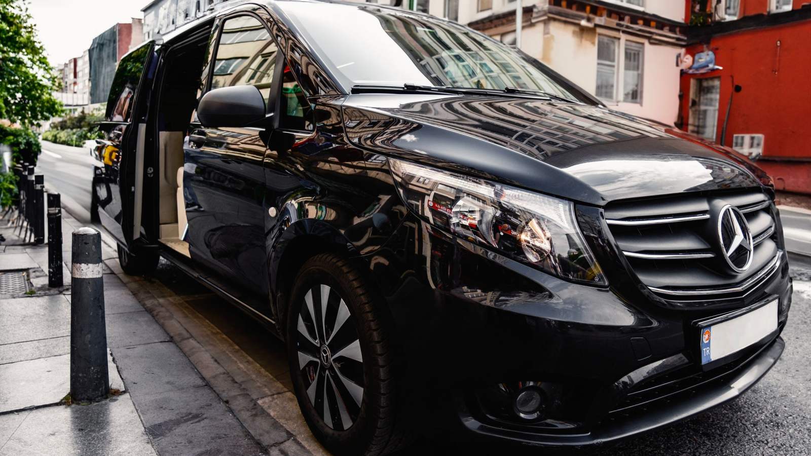 Mercedes Vito von Fahrservice Weiß mit geöffneter Schiebetür am Straßenrand (Symbolbild)