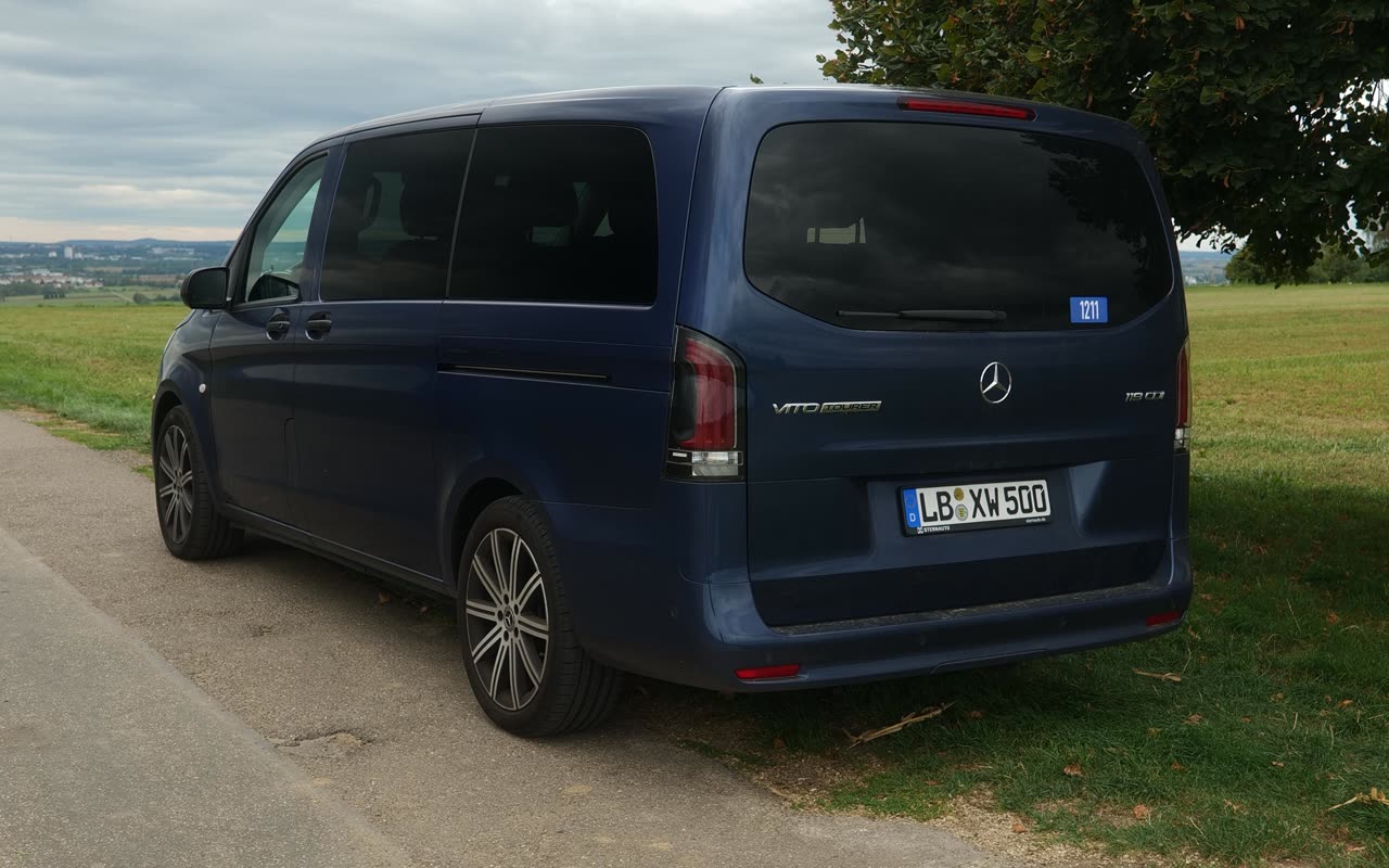 Mercedes Vito von Fahrservice Weiß auf einer Anhöhe mit Blick über die Region