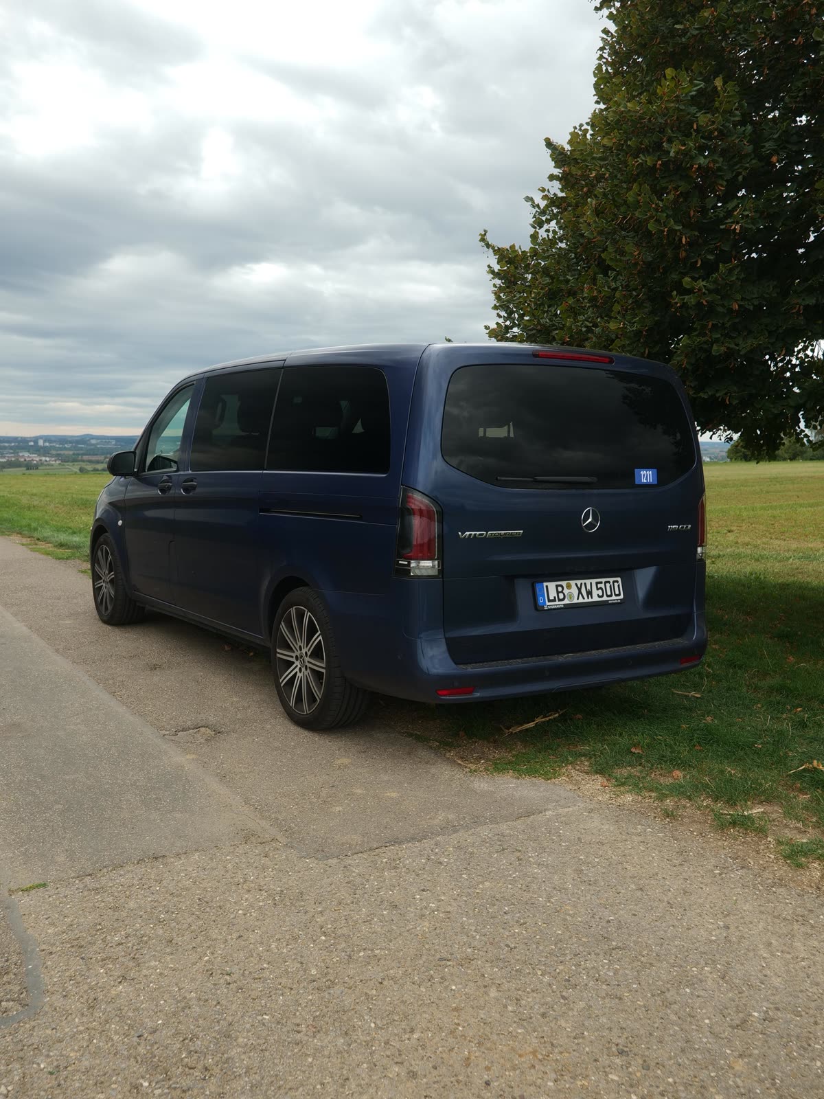 Mercedes Vito Tourer von Fahrservice Weiß mit Blick über die Region Stuttgart